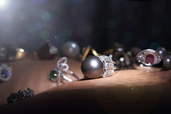 Gems Κοσμήματα Daimond Gold Silver Ruby Vavluable Rings Παρουσιάζονται Ανθρώπινο — Φωτογραφία Αρχείου