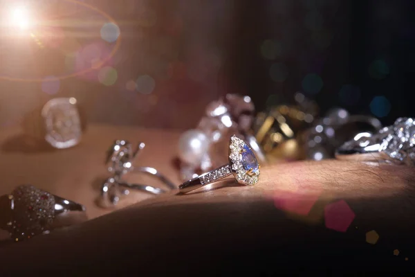 Драгоценности Драгоценности Даймонд Золотое Серебро Руби Волнистые Кольца Представлены Надеть — стоковое фото