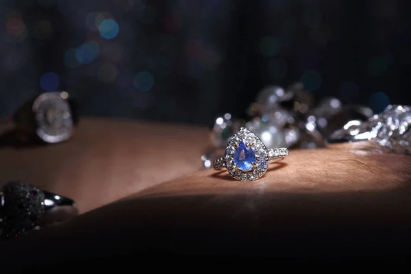 Gems Jewelry Daimond Gold Silver Ruby Vavluable Gyűrűk Bemutatott Fel — Stock Fotó