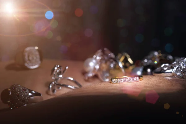 다이몬드 반지가 사람의 피부에 어두운 지니고 — 스톡 사진