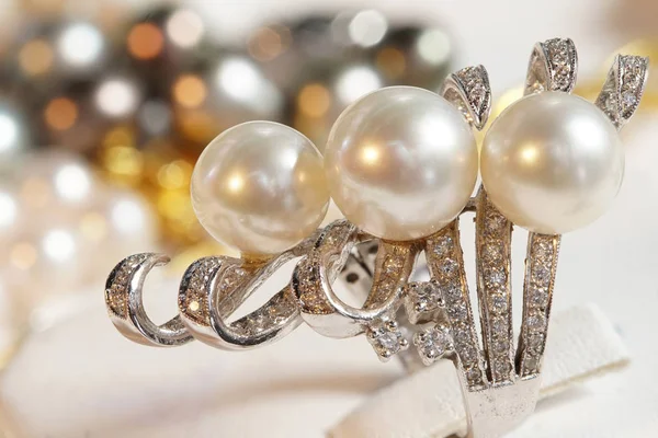 Nagy Értékű Drágakő Tartozékok Fehér Három Gyöngy Gyémánt Platina Gyűrű — Stock Fotó