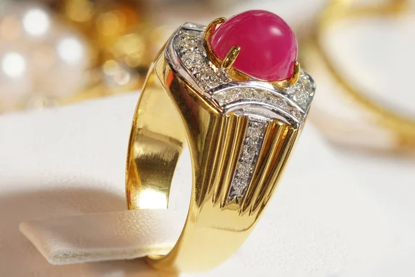 Υψηλής Αξίας Gems Stone Αξεσουάρ Χρυσό Διαμάντι Ruby Δαχτυλίδι Στη — Φωτογραφία Αρχείου