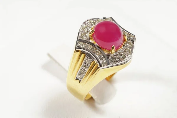 Hoogwaardige Edelstenen Accessoires Goud Diamant Robijn Ring Aan Houder Studio — Stockfoto