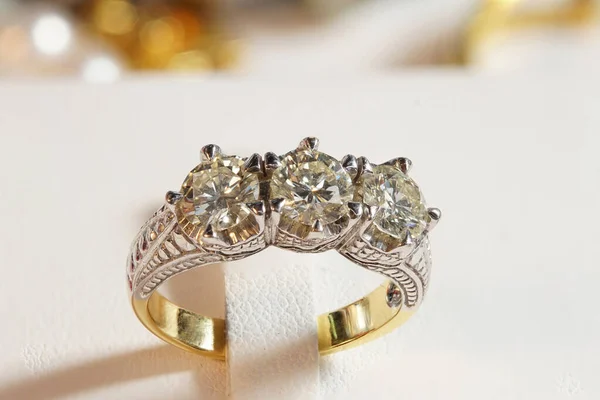 High Value Gems Stone Accessories Gold Diamond Wedding Ring Studio — Stock Photo, Image
