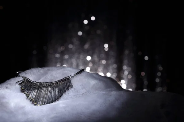 Kürk Kumaş Dalgasındaki Gümüş Gerdanlıklar Desenli Işıltılı Bokeh Baloncuklar Metin — Stok fotoğraf