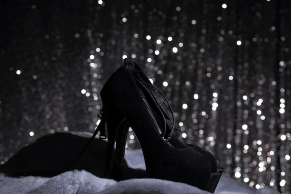 Noir Talon Haut Femme Chaussures Sur Fourrure Vague Tissu Avec — Photo