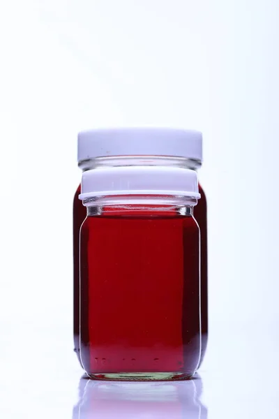 Líquido Rojo Grupo Dos Botellas Vidrio Tapa Blanca Estudio Iluminación —  Fotos de Stock