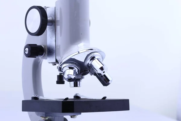 Bilim Adamları Öğrenciler Için Mikroskop Stüdyo Beyaz Arka Plan Aydınlatma — Stok fotoğraf