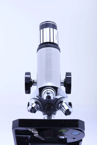 Microscoop Voor Wetenschappers Studenten Laboratorium Studioverlichting Witte Achtergrond Close Selectieve — Stockfoto