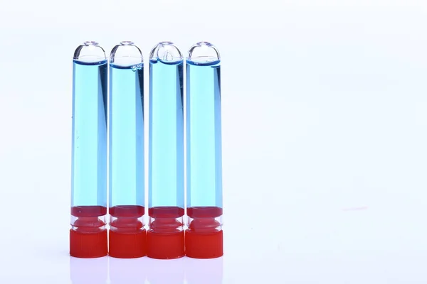 Liquide Bleu Dans Groupe Quatre Tubes Verre Bouchon Rouge Outils — Photo