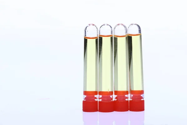 Líquido Yelllow Grupo Quatro Tampas Vermelhas Tubo Vidro Ferramentas Teste — Fotografia de Stock