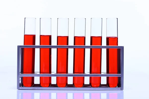 Red Liquid Csoportban Six Glass Tube Lab Vizsgálati Eszközök Rozsdamentes — Stock Fotó
