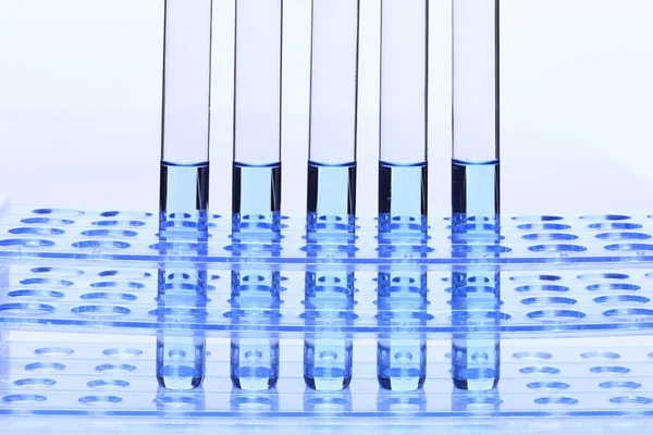 Blue Liquid Glass Tube Lab Testgeräte Auf Kunststoffständerhalter Fünfergruppe Studiobeleuchtung — Stockfoto