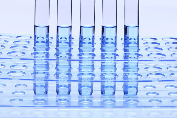 Blue Liquid Glass Tube Lab Testgeräte Auf Kunststoffständerhalter Fünfergruppe Studiobeleuchtung — Stockfoto