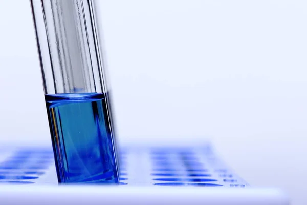玻璃管试验室中的蓝色液体塑料台架测试工具 五人一组 工作室照明白色背景隔离 — 图库照片
