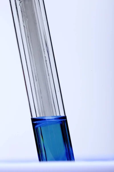 Líquido Azul Laboratório Tubo Vidro Ferramentas Teste Suporte Suporte Plástico — Fotografia de Stock