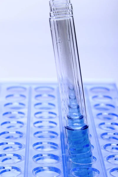 玻璃管试验室中的蓝色液体塑料台架测试工具 五人一组 工作室照明白色背景隔离 — 图库照片