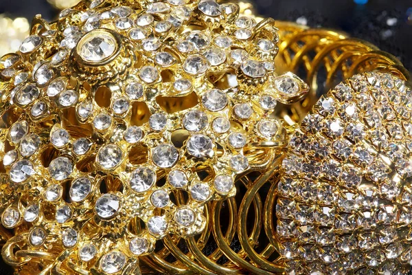 泰国古董饰品装饰 钻石支架 传统婚礼风格的金项链 人类发展报告 巨幅摄影 — 图库照片