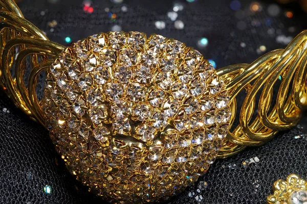 タイヴィンテージアクセサリー ダイヤモンドブレース 結婚式の伝統的なスタイルのための金のネックレス Hdrスタックマクロ写真の装飾的な装飾 — ストック写真
