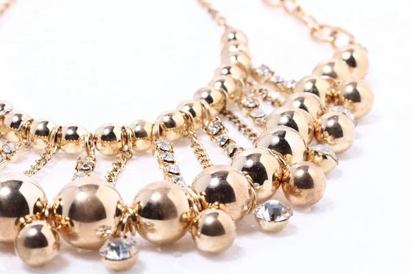 Shinny Metallic Gouden Ballen Met Diamanten Ketting Witte Achtergrond Geïsoleerd — Stockfoto