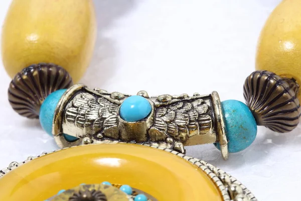 Типичное Ожерелье Африканского Племени Желтым Драгоценным Камнем Серебром Пространство Копирования — стоковое фото