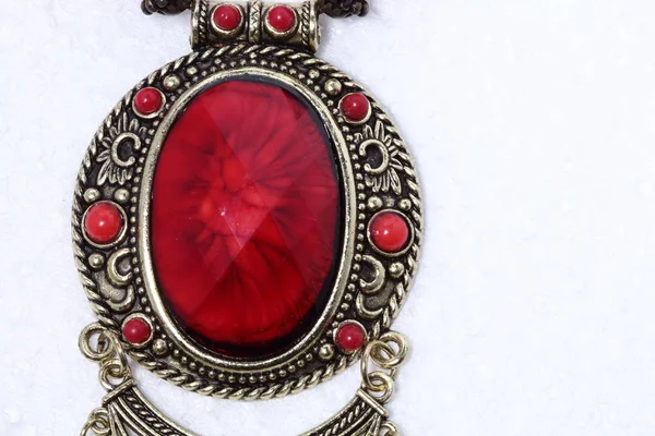 Типичное Ожерелье Африканского Племени Красным Рубиновым Драгоценным Камнем Серебром Пространство — стоковое фото