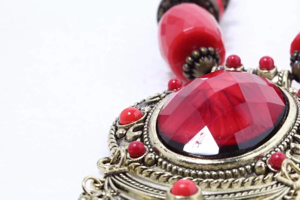 Типичное Ожерелье Африканского Племени Красным Рубиновым Драгоценным Камнем Серебром Пространство — стоковое фото