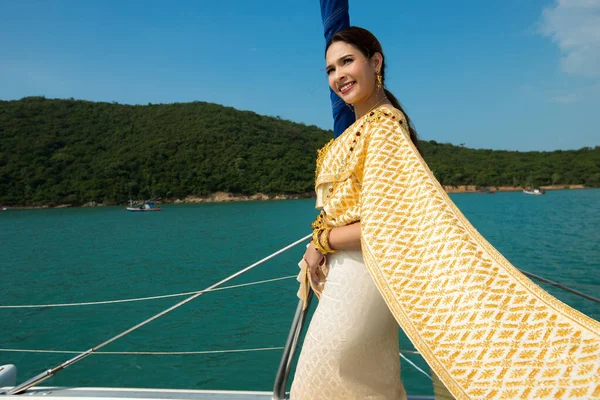 Ασιατική Γυναίκα Χρυσό Κίτρινο Ταϊλάνδης Παραδοσιακή Φορεσιά Κοσμήματα Αξεσουάρ Πάρει — Φωτογραφία Αρχείου