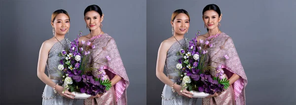 Zwei Freundinnen Schwestern Thailändischer Tracht Oder Südostasiatischem Gold Kleid Asiatischen — Stockfoto