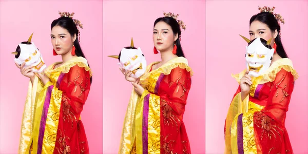 中国の伝統衣装オペラや東南アジアの赤金のレーススタジオ照明の下で多くのポーズで装飾肖像画とアジアの女性の赤いドレスピンクの背景 コラージュグループパック — ストック写真