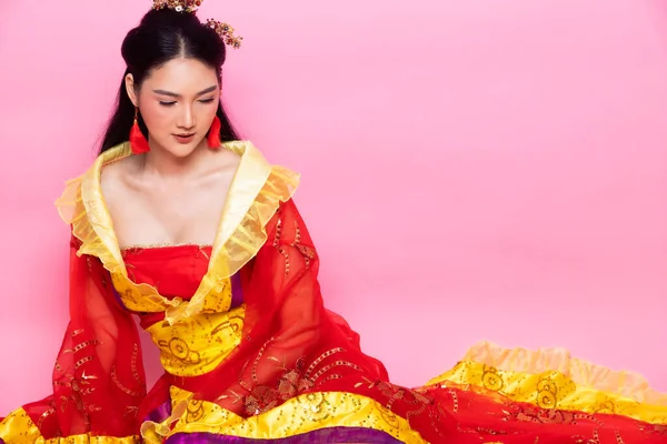 中国の伝統衣装オペラや東南アジアの赤金のレーススタジオ照明の下で多くのポーズで装飾肖像画とアジアの女性の赤いドレスピンクの背景 コラージュグループパック — ストック写真