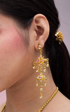 Güneydoğu Asya Tayland Geleneksel Kostümü Çok sayıda elmas küpe şeklindeki sallanan küpe, üç set gözyaşı damlası dizayn avizesi Kadın kulağı, stüdyo ışıklandırması, belirli vücut parçası yanak kemiği