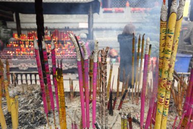 ChongQing, Çin - Ünlüler Tapınağı şehir merkezindeki yerel halkın tütsü dumanı ve saygısı