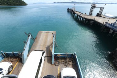 Trat, Tayland - 3 Temmuz 2017; Feribot araçları Akroos Thai Körfezi 'nden Koh Chang Adası' na