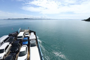 Trat, Tayland - 3 Temmuz 2017; Feribot araçları Akroos Thai Körfezi 'nden Koh Chang Adası' na