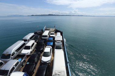 Trat, Tayland - 3 Temmuz 2017; Feribot araçları Akroos Thai Körfezi 'nden Koh Chang Adası' na