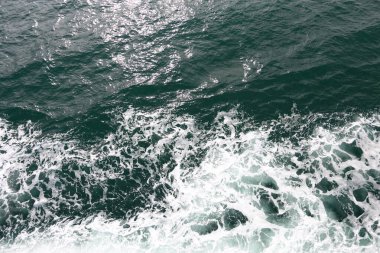 Feribot taşıma araçları Acroos Körfezi 'nden görüntü, okyanus kesicisinde kabarcık hava.