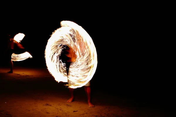 Hoher Geschicklichkeit Mann Spielt Feuerwerk Durch Spinnen Holzstange Mit Heizöl — Stockfoto