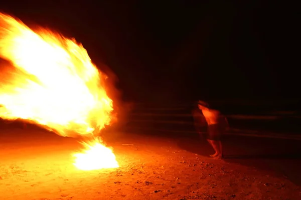 Hombre Alta Habilidad Jugando Fuegos Artificiales Girando Poste Madera Con —  Fotos de Stock