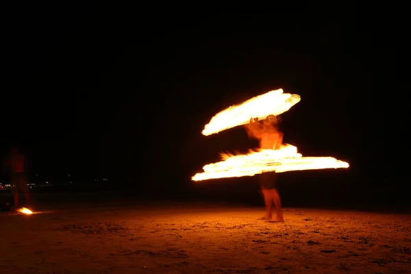 High Skill Man Playing Fireworks Spinning Wood Pole Fuel Oil — 스톡 사진