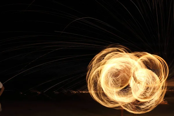 Yüksek Yetenekli Adam Odun Direğini Yakıt Yağı Ateşle Döndürerek Havai — Stok fotoğraf