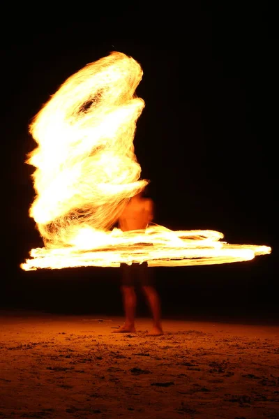 Hoher Geschicklichkeit Mann Spielt Feuerwerk Durch Spinnen Holzstange Mit Heizöl — Stockfoto