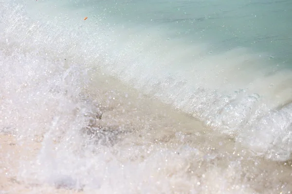 Fort Big Wave Vert Bleu Océan Frappé Rocher Sur Plage — Photo