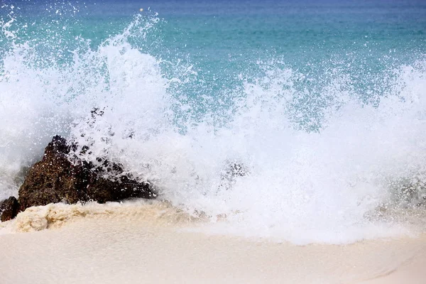 Fort Big Wave Vert Bleu Océan Frappé Rocher Sur Plage — Photo