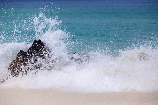 Fort Big Wave Vert Bleu Océan Frappé Rocher Sur Plage — Photo