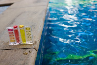 Yüzme havuzu kloru ve tatlı nehir suyu müfettişi için ekipman Ph Test Kiti. Havuz suyunun temiz olduğundan ve yüzebildiğinden emin olmak için hafta içi güvenlik seviyesini kontrol etme prosedürü