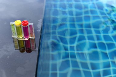 Özel havuz, suyun temiz olduğundan ve yüzebildiğinden emin olmak için haftalık bakım testi, Ph klor ve bromür seviyelerine sahiptir.