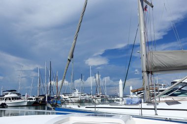 Birçok Lüks Yatlar, Marina Körfezi Kulübü 'nde berrak denizde yüzer. Pahalı tekneler, mavi okyanusun altındaki rıhtımda sakin kalır.
