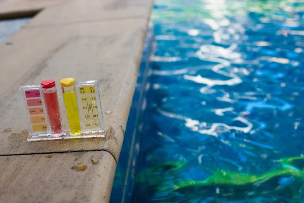 테스트 수영장 검사관 그리고 수영을 수있는지 확인하기 주일간 수영장 수준을 — 스톡 사진