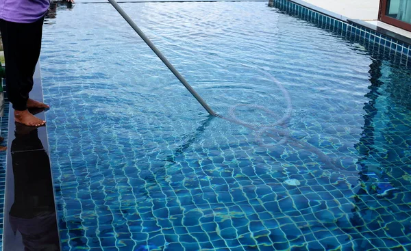 Mujer Trabajadora Limpia Piscina Privada Con Aspiradora Azul Tubo Limpiador — Foto de Stock